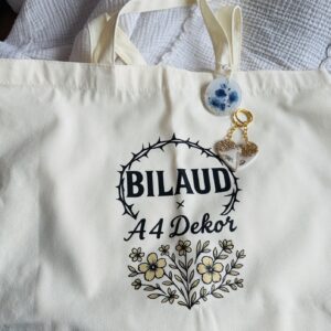 Bilaud × A4 Dekor egyedi vászontáska – Ajándék kézműves kulcstartóval vagy könyvjelzővel